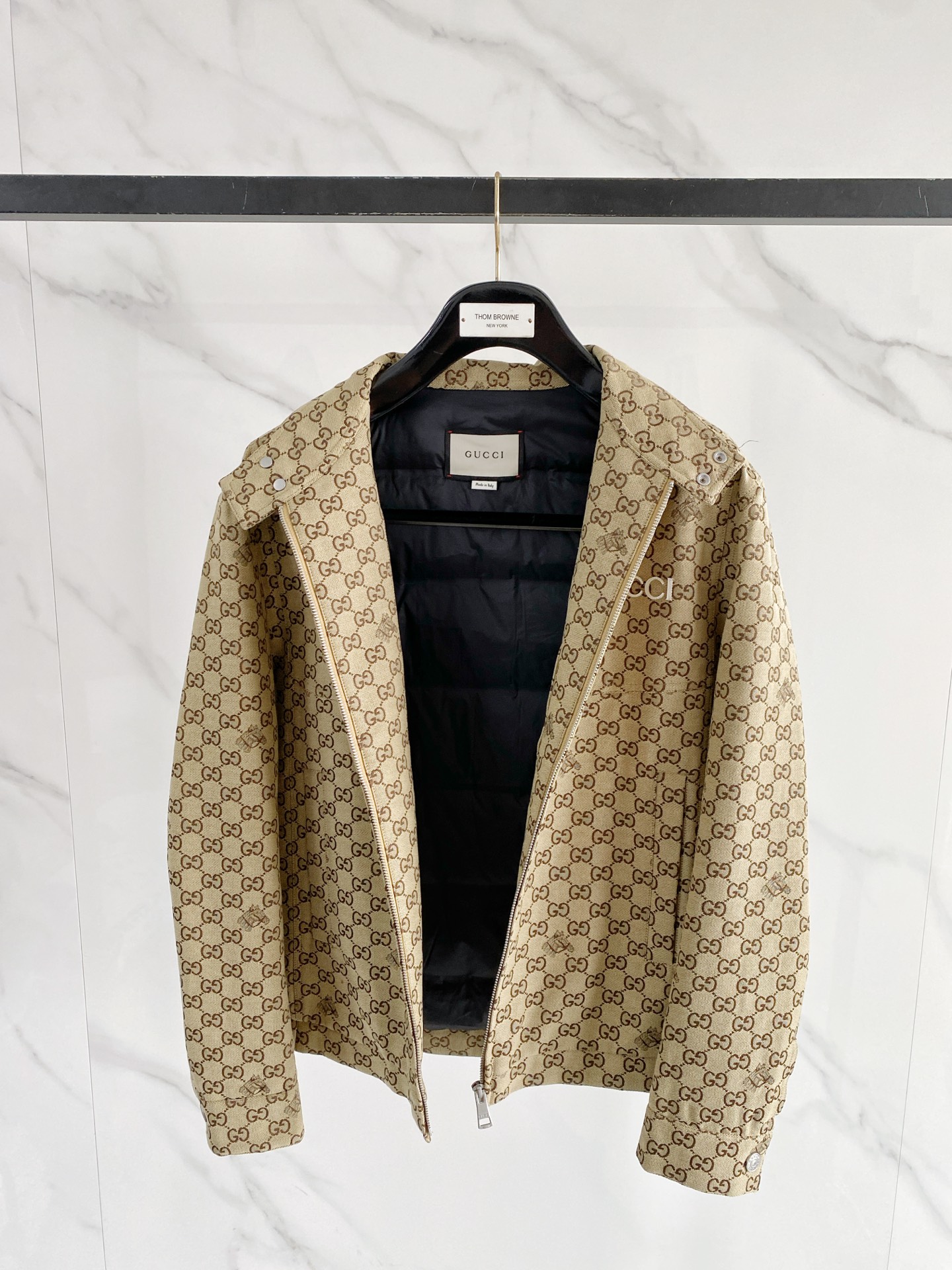 Gucci|古驰 2026秋冬新款立领羽绒服 经典GG老花满印面料,胸前精致品牌刺绣 配套原版定制五金,做工细节到位 立 Gucci|古驰 2026秋冬新款立领羽绒服 经典GG老花满印面料,胸前精致品牌刺绣 配套原版定制五金,做工细节到位 立