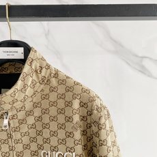 Gucci|古驰 2026秋冬新款立领羽绒服 经典GG老花满印面料,胸前精致品牌刺绣 配套原版定制五金,做工细节到位 立 Gucci|古驰 2026秋冬新款立领羽绒服 经典GG老花满印面料,胸前精致品牌刺绣 配套原版定制五金,做工细节到位 立