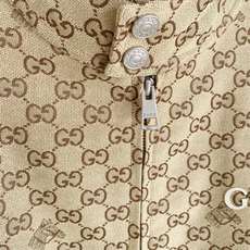 Gucci|古驰 2026秋冬新款立领羽绒服 经典GG老花满印面料,胸前精致品牌刺绣 配套原版定制五金,做工细节到位 立 Gucci|古驰 2026秋冬新款立领羽绒服 经典GG老花满印面料,胸前精致品牌刺绣 配套原版定制五金,做工细节到位 立