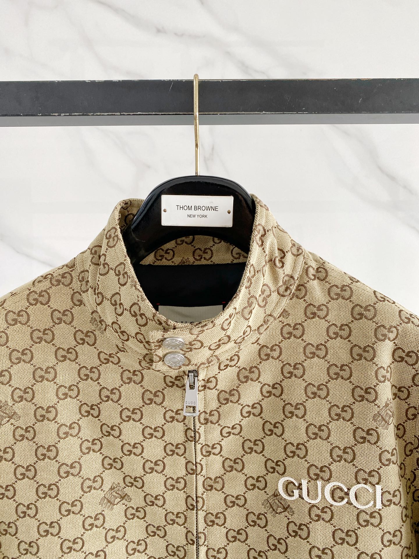 Gucci|古驰 2026秋冬新款立领羽绒服 经典GG老花满印面料,胸前精致品牌刺绣 配套原版定制五金,做工细节到位 立 Gucci|古驰 2026秋冬新款立领羽绒服 经典GG老花满印面料,胸前精致品牌刺绣 配套原版定制五金,做工细节到位 立