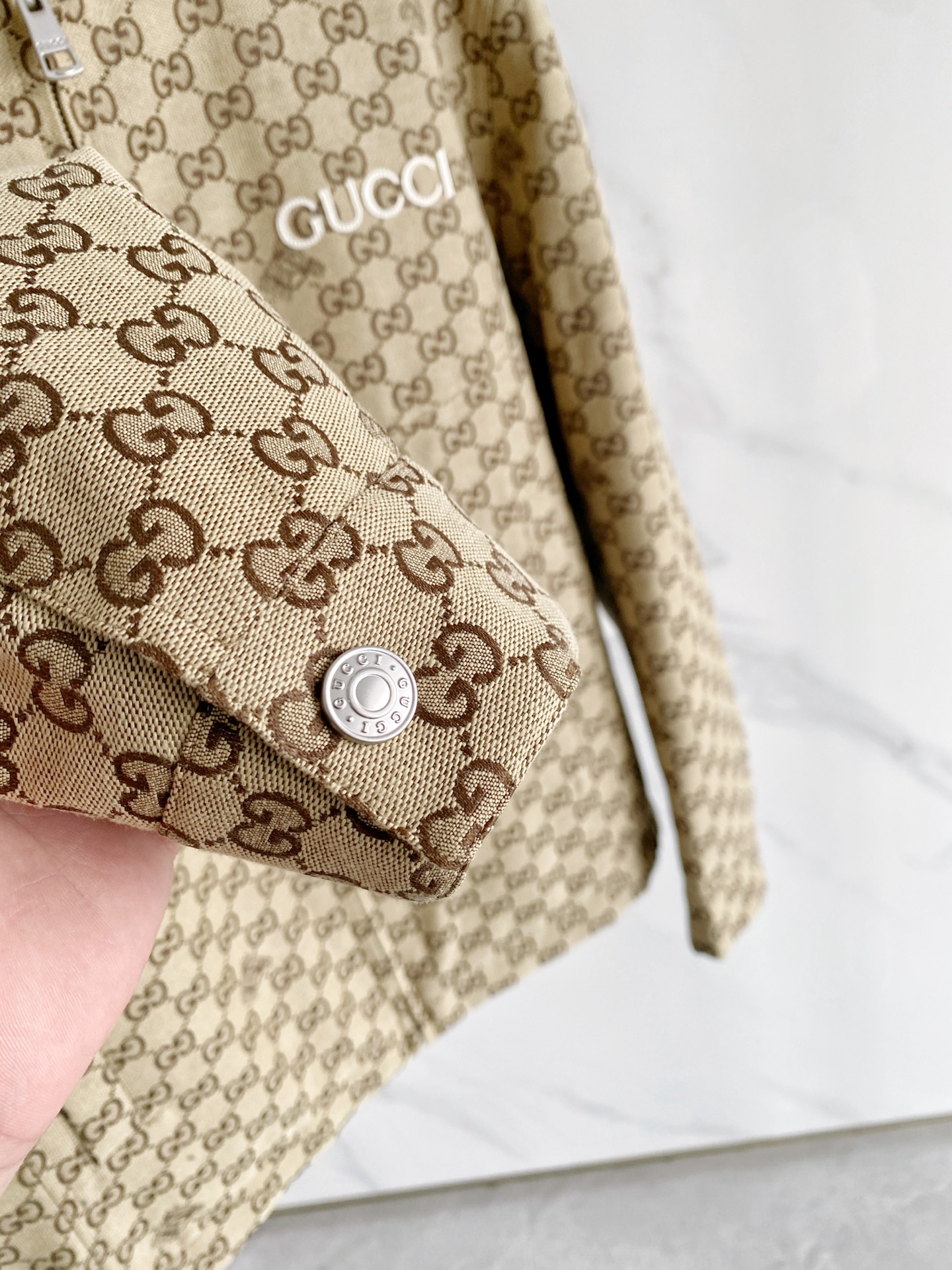 Gucci|古驰 2026秋冬新款立领羽绒服 经典GG老花满印面料,胸前精致品牌刺绣 配套原版定制五金,做工细节到位 立 Gucci|古驰 2026秋冬新款立领羽绒服 经典GG老花满印面料,胸前精致品牌刺绣 配套原版定制五金,做工细节到位 立