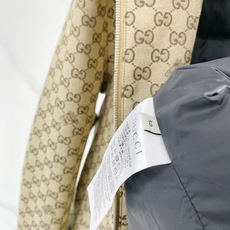 Gucci|古驰 2026秋冬新款立领羽绒服 经典GG老花满印面料,胸前精致品牌刺绣 配套原版定制五金,做工细节到位 立 Gucci|古驰 2026秋冬新款立领羽绒服 经典GG老花满印面料,胸前精致品牌刺绣 配套原版定制五金,做工细节到位 立