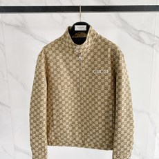Gucci|古驰 2026秋冬新款立领羽绒服 经典GG老花满印面料,胸前精致品牌刺绣 配套原版定制五金,做工细节到位 立 Gucci|古驰 2026秋冬新款立领羽绒服 经典GG老花满印面料,胸前精致品牌刺绣 配套原版定制五金,做工细节到位 立