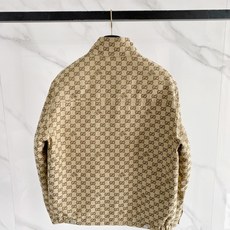 Gucci|古驰 2026秋冬新款立领羽绒服 经典GG老花满印面料,胸前精致品牌刺绣 配套原版定制五金,做工细节到位 立 Gucci|古驰 2026秋冬新款立领羽绒服 经典GG老花满印面料,胸前精致品牌刺绣 配套原版定制五金,做工细节到位 立