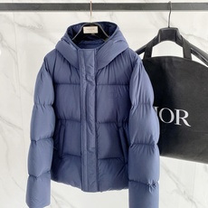 Dior迪奥 2026秋冬新款连帽短款羽绒服✨ 热门明星私服上身款,低调简约,秋冬穿搭出镜率很高 甄选90新国标白鸭绒, Dior迪奥 2026秋冬新款连帽短款羽绒服✨ 热门明星私服上身款,低调简约,秋冬穿搭出镜率很高 甄选90新国标白鸭绒,