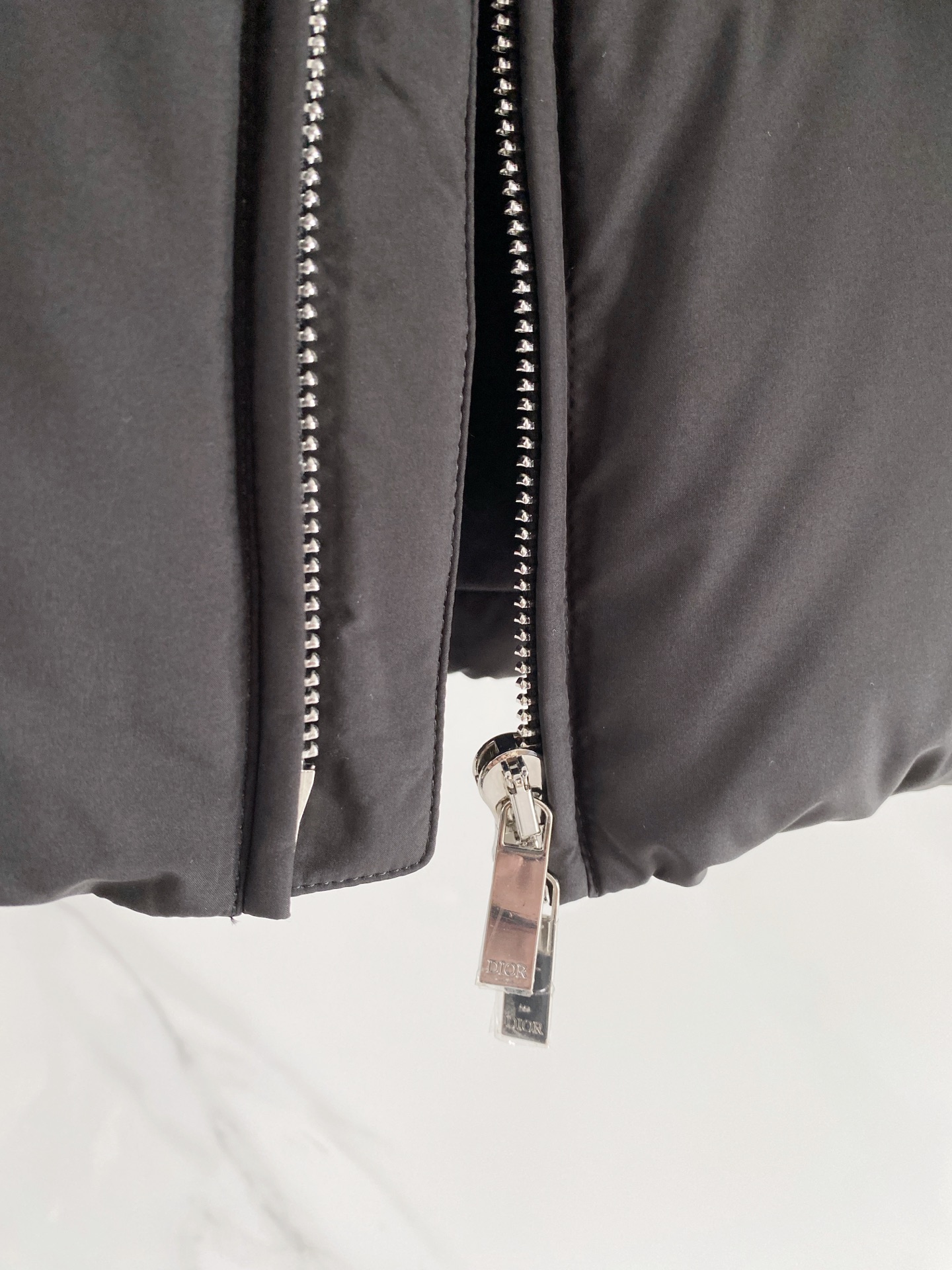 Dior迪奥 2026秋冬新款立领短款羽绒服✨ 热门明星私服同款外套，低调高级，出镜率超高 甄选90新国标白鸭绒，充绒饱