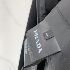 Prada 普拉达 2026秋冬新款拼接连帽轻薄羽绒服 前片竖条充棉分区锁温,侧边搭配弹力针织袖,上身完全不臃肿 胸口经 Prada 普拉达 2026秋冬新款拼接连帽轻薄羽绒服 前片竖条充棉分区锁温,侧边搭配弹力针织袖,上身完全不臃肿 胸口经