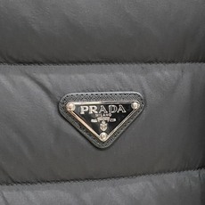 Prada 普拉达 2026秋冬新款拼接连帽轻薄羽绒服 前片竖条充棉分区锁温,侧边搭配弹力针织袖,上身完全不臃肿 胸口经 Prada 普拉达 2026秋冬新款拼接连帽轻薄羽绒服 前片竖条充棉分区锁温,侧边搭配弹力针织袖,上身完全不臃肿 胸口经
