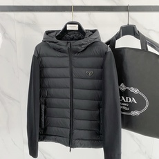 Prada 普拉达 2026秋冬新款拼接连帽轻薄羽绒服 前片竖条充棉分区锁温,侧边搭配弹力针织袖,上身完全不臃肿 胸口经 Prada 普拉达 2026秋冬新款拼接连帽轻薄羽绒服 前片竖条充棉分区锁温,侧边搭配弹力针织袖,上身完全不臃肿 胸口经