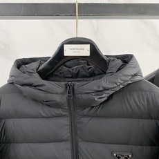 Prada 普拉达 2026秋冬新款拼接连帽轻薄羽绒服 前片竖条充棉分区锁温,侧边搭配弹力针织袖,上身完全不臃肿 胸口经 Prada 普拉达 2026秋冬新款拼接连帽轻薄羽绒服 前片竖条充棉分区锁温,侧边搭配弹力针织袖,上身完全不臃肿 胸口经