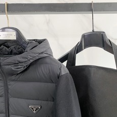 Prada 普拉达 2026秋冬新款拼接连帽轻薄羽绒服 前片竖条充棉分区锁温,侧边搭配弹力针织袖,上身完全不臃肿 胸口经 Prada 普拉达 2026秋冬新款拼接连帽轻薄羽绒服 前片竖条充棉分区锁温,侧边搭配弹力针织袖,上身完全不臃肿 胸口经