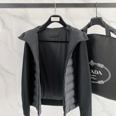 Prada 普拉达 2026秋冬新款拼接连帽轻薄羽绒服 前片竖条充棉分区锁温,侧边搭配弹力针织袖,上身完全不臃肿 胸口经 Prada 普拉达 2026秋冬新款拼接连帽轻薄羽绒服 前片竖条充棉分区锁温,侧边搭配弹力针织袖,上身完全不臃肿 胸口经