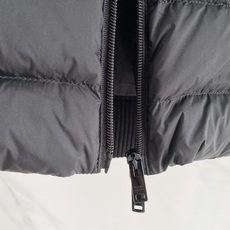 Prada 普拉达 2026秋冬新款拼接连帽轻薄羽绒服 前片竖条充棉分区锁温,侧边搭配弹力针织袖,上身完全不臃肿 胸口经 Prada 普拉达 2026秋冬新款拼接连帽轻薄羽绒服 前片竖条充棉分区锁温,侧边搭配弹力针织袖,上身完全不臃肿 胸口经
