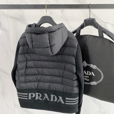 Prada 普拉达 2026秋冬新款拼接连帽轻薄羽绒服 前片竖条充棉分区锁温,侧边搭配弹力针织袖,上身完全不臃肿 胸口经 Prada 普拉达 2026秋冬新款拼接连帽轻薄羽绒服 前片竖条充棉分区锁温,侧边搭配弹力针织袖,上身完全不臃肿 胸口经