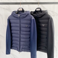 Prada 普拉达 2026秋冬新款拼接连帽轻薄羽绒服 前片竖条充棉分区锁温,侧边搭配弹力针织袖,上身完全不臃肿 胸口经 Prada 普拉达 2026秋冬新款拼接连帽轻薄羽绒服 前片竖条充棉分区锁温,侧边搭配弹力针织袖,上身完全不臃肿 胸口经