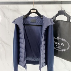 Prada 普拉达 2026秋冬新款拼接连帽轻薄羽绒服 前片竖条充棉分区锁温,侧边搭配弹力针织袖,上身完全不臃肿 胸口经 Prada 普拉达 2026秋冬新款拼接连帽轻薄羽绒服 前片竖条充棉分区锁温,侧边搭配弹力针织袖,上身完全不臃肿 胸口经