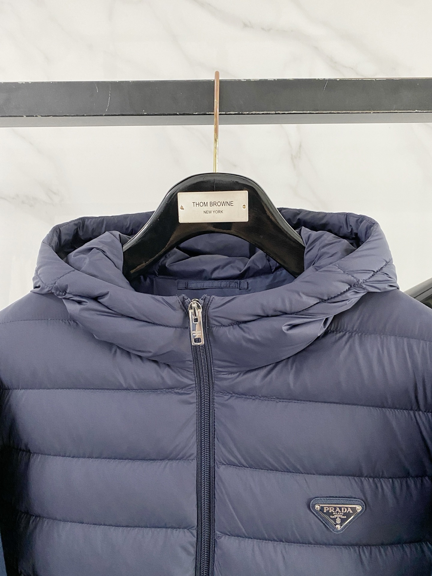 Prada 普拉达 2026秋冬新款拼接连帽轻薄羽绒服 前片竖条充棉分区锁温,侧边搭配弹力针织袖,上身完全不臃肿 胸口经 Prada 普拉达 2026秋冬新款拼接连帽轻薄羽绒服 前片竖条充棉分区锁温,侧边搭配弹力针织袖,上身完全不臃肿 胸口经
