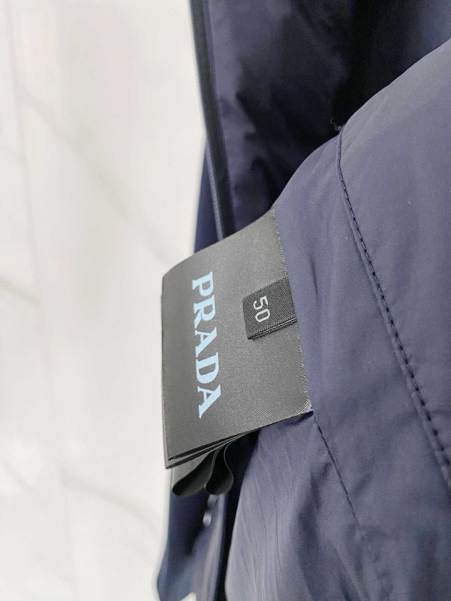 Prada 普拉达 2026秋冬新款拼接连帽轻薄羽绒服 前片竖条充棉分区锁温,侧边搭配弹力针织袖,上身完全不臃肿 胸口经 Prada 普拉达 2026秋冬新款拼接连帽轻薄羽绒服 前片竖条充棉分区锁温,侧边搭配弹力针织袖,上身完全不臃肿 胸口经