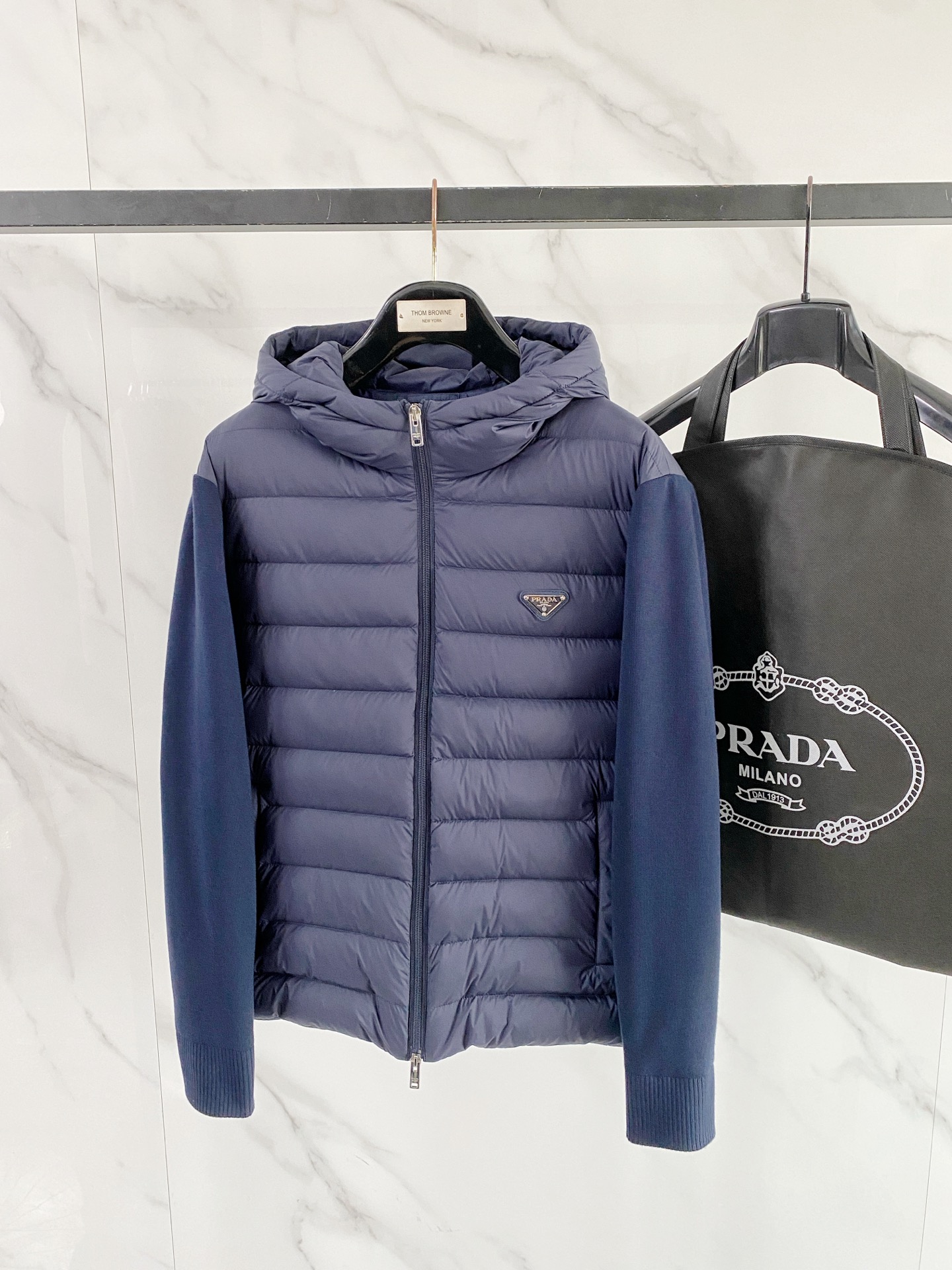 Prada 普拉达 2026秋冬新款拼接连帽轻薄羽绒服 前片竖条充棉分区锁温,侧边搭配弹力针织袖,上身完全不臃肿 胸口经 Prada 普拉达 2026秋冬新款拼接连帽轻薄羽绒服 前片竖条充棉分区锁温,侧边搭配弹力针织袖,上身完全不臃肿 胸口经