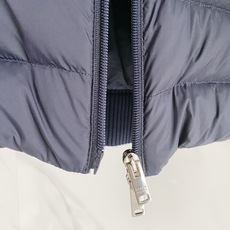 Prada 普拉达 2026秋冬新款拼接连帽轻薄羽绒服 前片竖条充棉分区锁温,侧边搭配弹力针织袖,上身完全不臃肿 胸口经 Prada 普拉达 2026秋冬新款拼接连帽轻薄羽绒服 前片竖条充棉分区锁温,侧边搭配弹力针织袖,上身完全不臃肿 胸口经