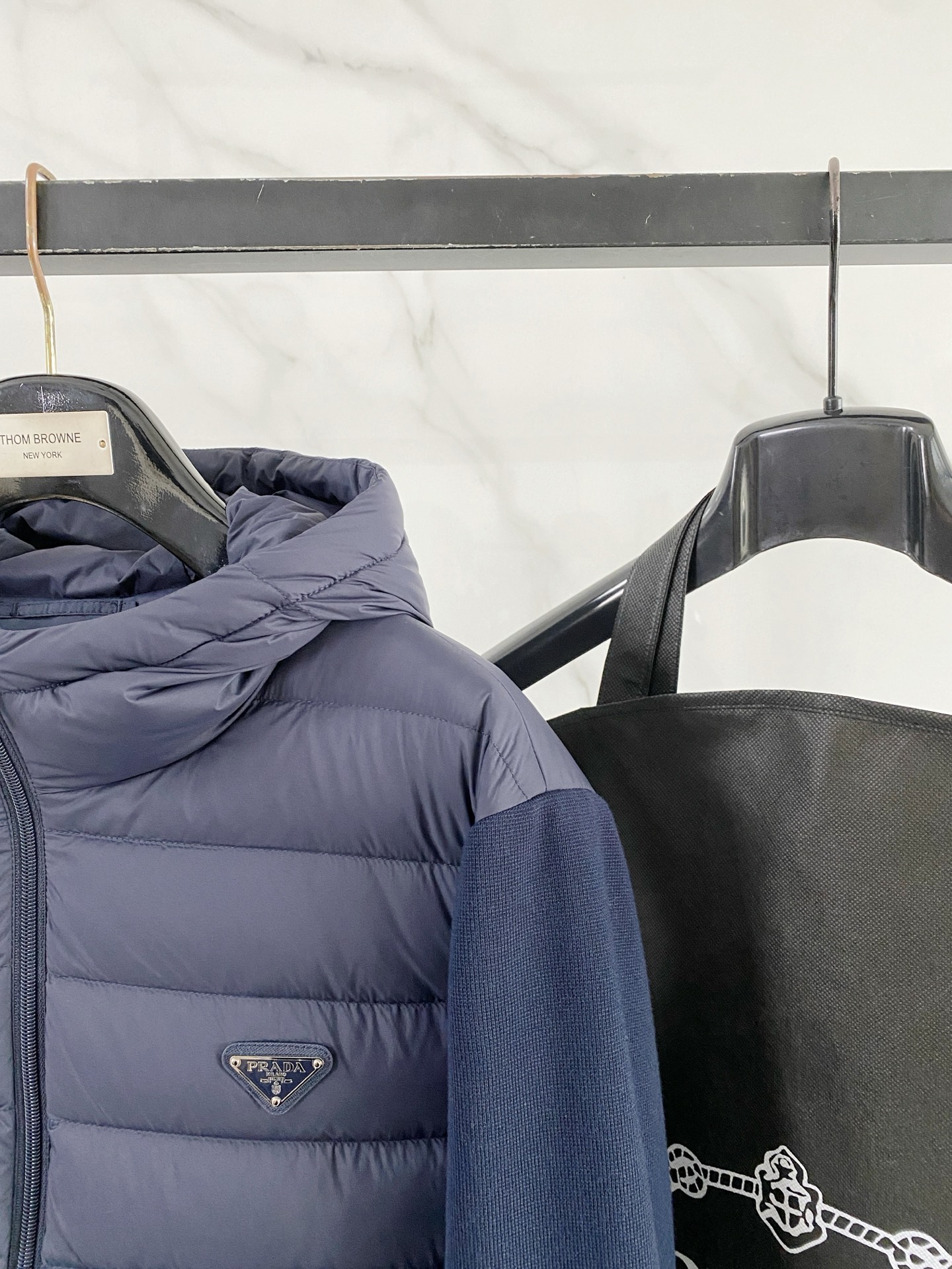 Prada 普拉达 2026秋冬新款拼接连帽轻薄羽绒服 前片竖条充棉分区锁温,侧边搭配弹力针织袖,上身完全不臃肿 胸口经 Prada 普拉达 2026秋冬新款拼接连帽轻薄羽绒服 前片竖条充棉分区锁温,侧边搭配弹力针织袖,上身完全不臃肿 胸口经