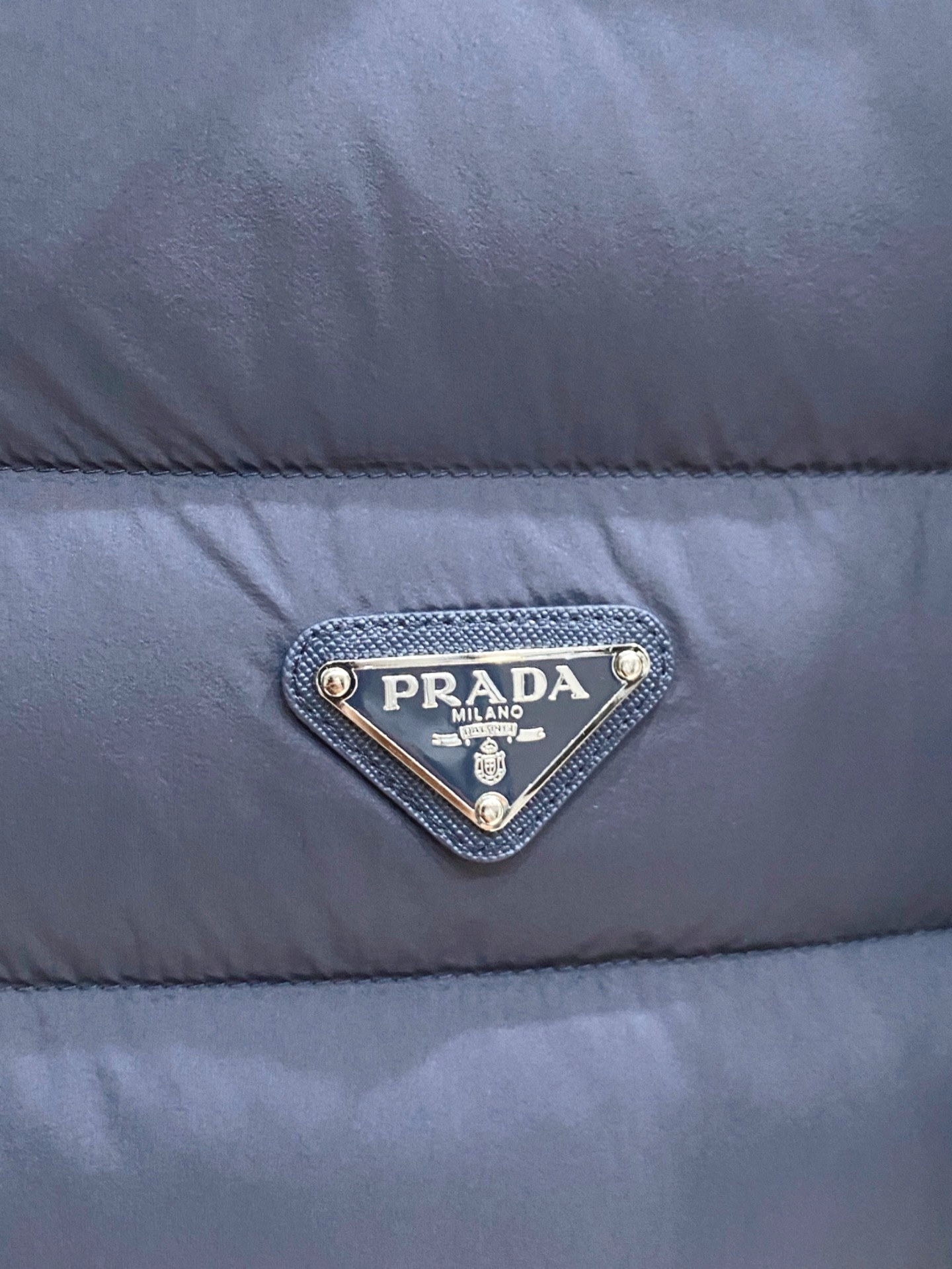 Prada 普拉达 2026秋冬新款拼接连帽轻薄羽绒服 前片竖条充棉分区锁温,侧边搭配弹力针织袖,上身完全不臃肿 胸口经 Prada 普拉达 2026秋冬新款拼接连帽轻薄羽绒服 前片竖条充棉分区锁温,侧边搭配弹力针织袖,上身完全不臃肿 胸口经