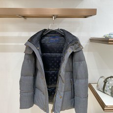 Louis Vuitton 路易威登 LV2026FW秋冬专柜最新款格纹连帽羽绒服 全套原版五金辅料,复古金色金属按扣、 Louis Vuitton 路易威登 LV2026FW秋冬专柜最新款格纹连帽羽绒服 全套原版五金辅料,复古金色金属按扣、