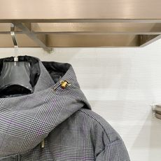 Louis Vuitton 路易威登 LV2026FW秋冬专柜最新款格纹连帽羽绒服 全套原版五金辅料,复古金色金属按扣、 Louis Vuitton 路易威登 LV2026FW秋冬专柜最新款格纹连帽羽绒服 全套原版五金辅料,复古金色金属按扣、