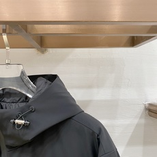 Moncler 盟可睐(蒙口)2026FW秋冬专柜最新款连帽工装风羽绒服 全套原版五金辅料,主拉链、口袋铆钉扣、帽绳金属 Moncler 盟可睐(蒙口)2026FW秋冬专柜最新款连帽工装风羽绒服 全套原版五金辅料,主拉链、口袋铆钉扣、帽绳金属