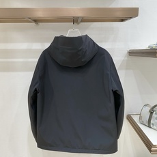 Moncler 盟可睐(蒙口)2026FW秋冬专柜最新款连帽工装风羽绒服 全套原版五金辅料,主拉链、口袋铆钉扣、帽绳金属 Moncler 盟可睐(蒙口)2026FW秋冬专柜最新款连帽工装风羽绒服 全套原版五金辅料,主拉链、口袋铆钉扣、帽绳金属