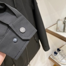 Moncler 盟可睐(蒙口)2026FW秋冬专柜最新款立领羽绒服 全套原版五金辅料,定制金属拉链、领口按扣、袖臂圆形徽 Moncler 盟可睐(蒙口)2026FW秋冬专柜最新款立领羽绒服 全套原版五金辅料,定制金属拉链、领口按扣、袖臂圆形徽