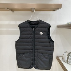 Moncler 盟可睐(蒙口)2026FW秋冬专柜最新款立领羽绒服 全套原版五金辅料,定制金属拉链、领口按扣、袖臂圆形徽 Moncler 盟可睐(蒙口)2026FW秋冬专柜最新款立领羽绒服 全套原版五金辅料,定制金属拉链、领口按扣、袖臂圆形徽