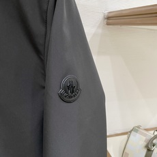 Moncler 盟可睐(蒙口)2026FW秋冬专柜最新款立领羽绒服 全套原版五金辅料,定制金属拉链、领口按扣、袖臂圆形徽 Moncler 盟可睐(蒙口)2026FW秋冬专柜最新款立领羽绒服 全套原版五金辅料,定制金属拉链、领口按扣、袖臂圆形徽