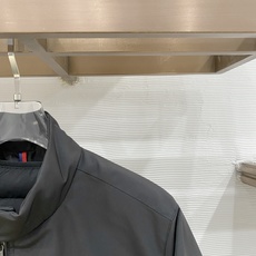 Moncler 盟可睐(蒙口)2026FW秋冬专柜最新款立领羽绒服 全套原版五金辅料,定制金属拉链、领口按扣、袖臂圆形徽 Moncler 盟可睐(蒙口)2026FW秋冬专柜最新款立领羽绒服 全套原版五金辅料,定制金属拉链、领口按扣、袖臂圆形徽