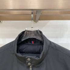 Moncler 盟可睐(蒙口)2026FW秋冬专柜最新款立领羽绒服 全套原版五金辅料,定制金属拉链、领口按扣、袖臂圆形徽 Moncler 盟可睐(蒙口)2026FW秋冬专柜最新款立领羽绒服 全套原版五金辅料,定制金属拉链、领口按扣、袖臂圆形徽