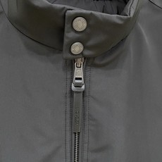 Moncler 盟可睐(蒙口)2026FW秋冬专柜最新款立领羽绒服 全套原版五金辅料,定制金属拉链、领口按扣、袖臂圆形徽 Moncler 盟可睐(蒙口)2026FW秋冬专柜最新款立领羽绒服 全套原版五金辅料,定制金属拉链、领口按扣、袖臂圆形徽