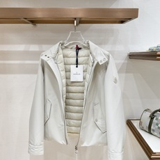 Moncler 盟可睐(蒙口)2026FW秋冬专柜最新款立领羽绒服 全套原版五金辅料,定制金属拉链、领口按扣、袖臂圆形徽 Moncler 盟可睐(蒙口)2026FW秋冬专柜最新款立领羽绒服 全套原版五金辅料,定制金属拉链、领口按扣、袖臂圆形徽
