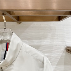 Moncler 盟可睐(蒙口)2026FW秋冬专柜最新款立领羽绒服 全套原版五金辅料,定制金属拉链、领口按扣、袖臂圆形徽 Moncler 盟可睐(蒙口)2026FW秋冬专柜最新款立领羽绒服 全套原版五金辅料,定制金属拉链、领口按扣、袖臂圆形徽