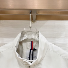 Moncler 盟可睐(蒙口)2026FW秋冬专柜最新款立领羽绒服 全套原版五金辅料,定制金属拉链、领口按扣、袖臂圆形徽 Moncler 盟可睐(蒙口)2026FW秋冬专柜最新款立领羽绒服 全套原版五金辅料,定制金属拉链、领口按扣、袖臂圆形徽