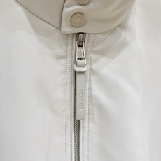Moncler 盟可睐(蒙口)2026FW秋冬专柜最新款立领羽绒服 全套原版五金辅料,定制金属拉链、领口按扣、袖臂圆形徽 Moncler 盟可睐(蒙口)2026FW秋冬专柜最新款立领羽绒服 全套原版五金辅料,定制金属拉链、领口按扣、袖臂圆形徽
