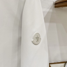 Moncler 盟可睐(蒙口)2026FW秋冬专柜最新款立领羽绒服 全套原版五金辅料,定制金属拉链、领口按扣、袖臂圆形徽 Moncler 盟可睐(蒙口)2026FW秋冬专柜最新款立领羽绒服 全套原版五金辅料,定制金属拉链、领口按扣、袖臂圆形徽