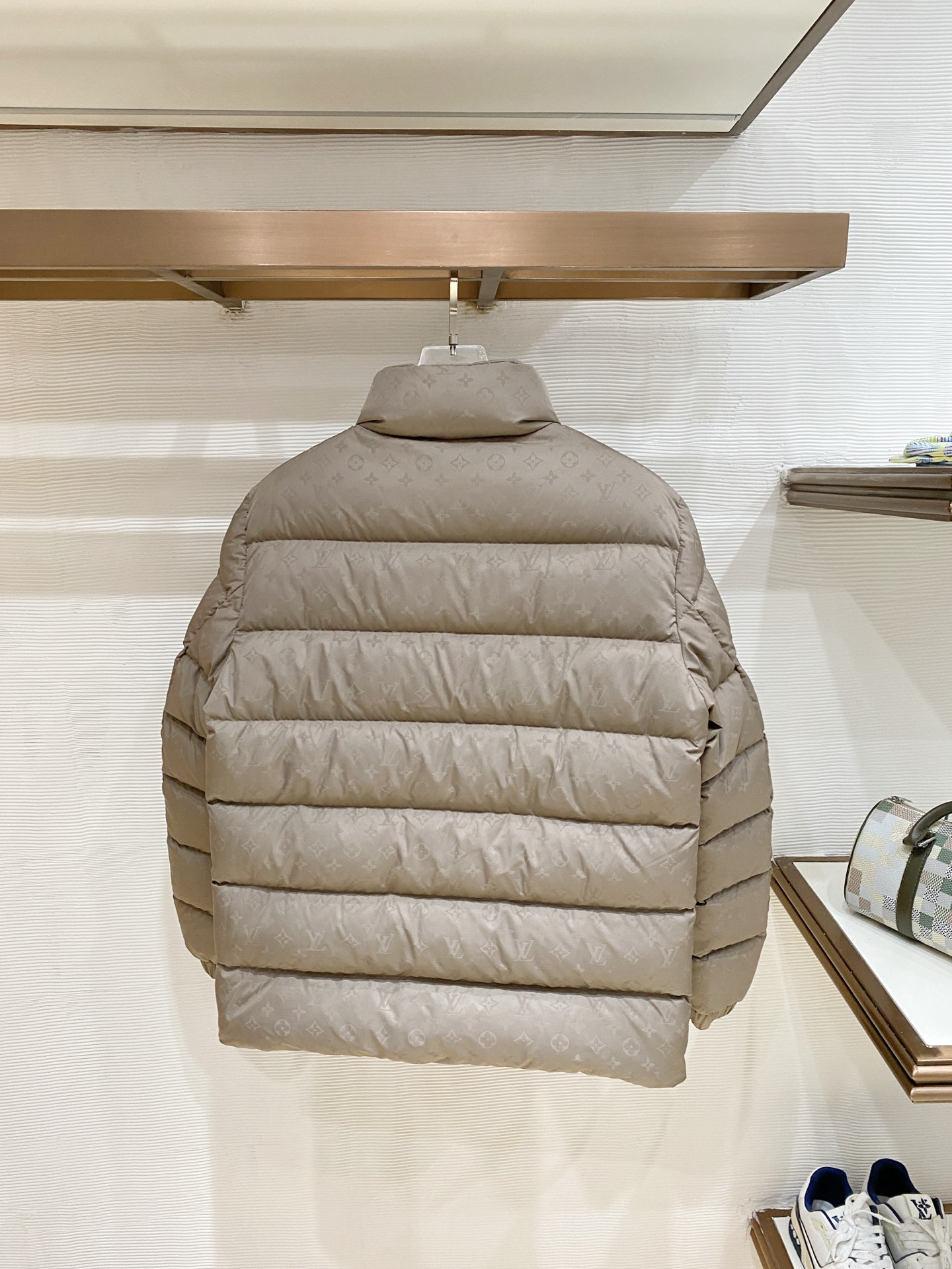 Louis Vuitton 路易威登（LV）2026FW秋冬专柜最新款暗纹满印立领羽绒服 全套原版五金辅料，复古金色金属