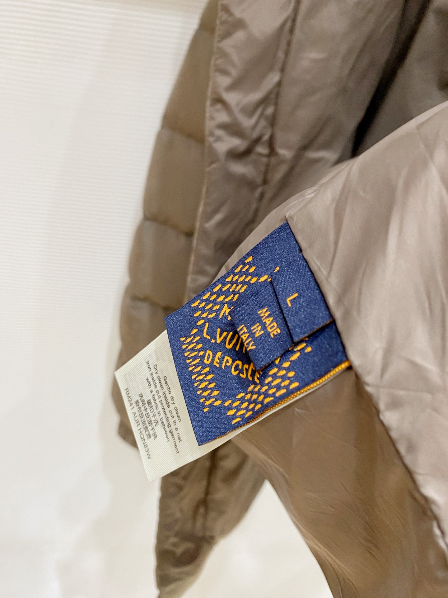 Louis Vuitton 路易威登（LV）2026FW秋冬专柜最新款暗纹满印立领羽绒服 全套原版五金辅料，复古金色金属