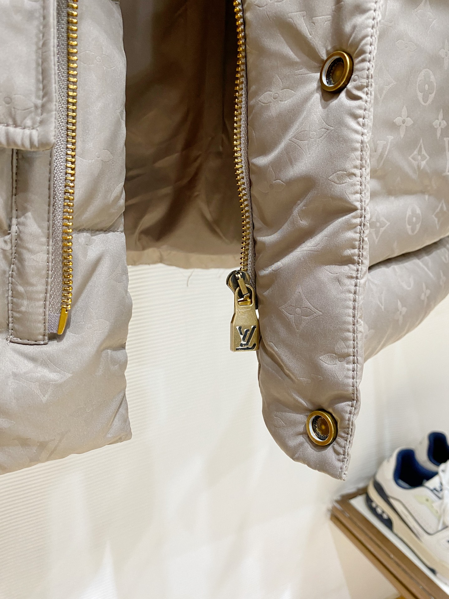 Louis Vuitton 路易威登（LV）2026FW秋冬专柜最新款暗纹满印立领羽绒服 全套原版五金辅料，复古金色金属