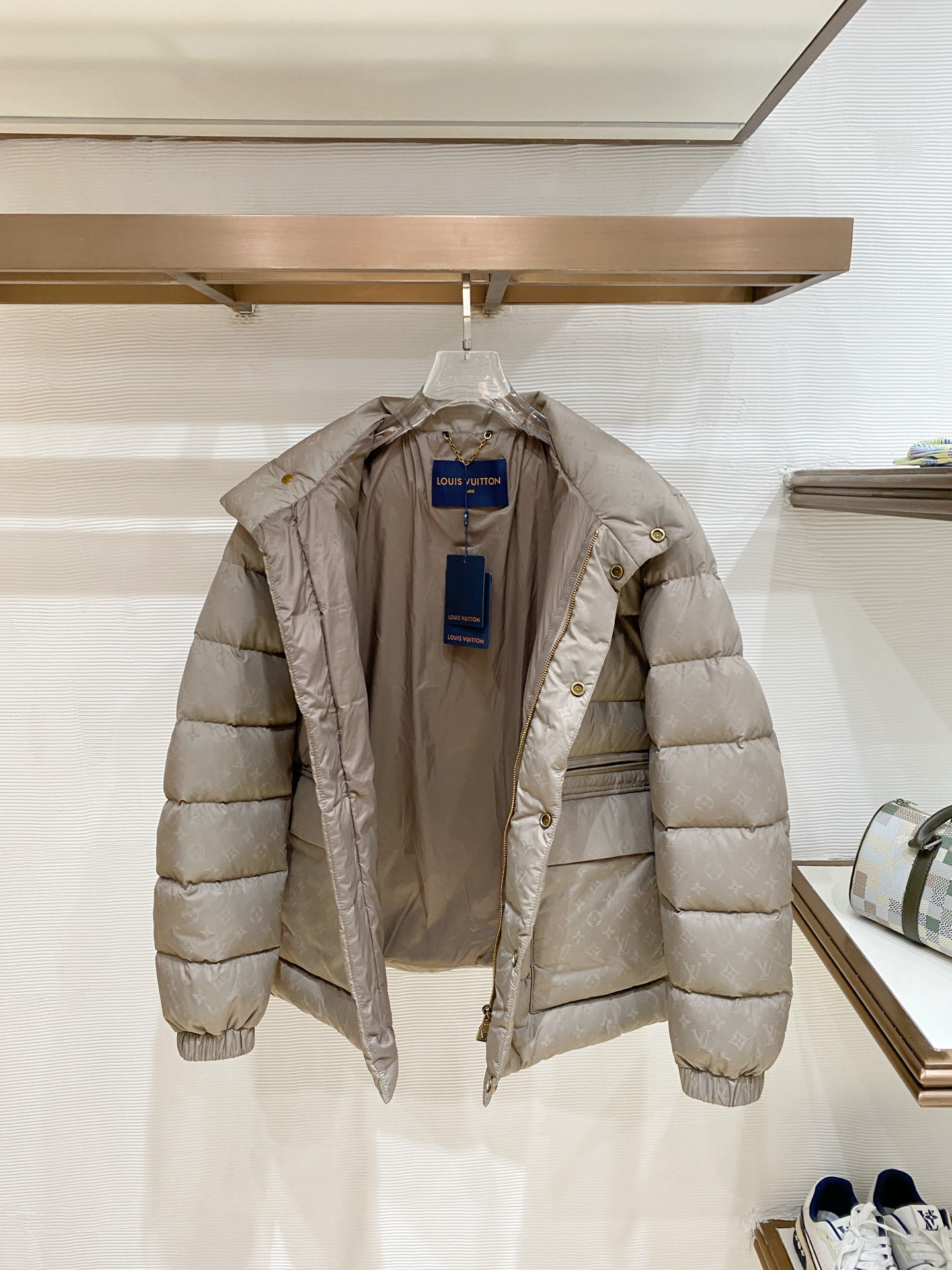 Louis Vuitton 路易威登（LV）2026FW秋冬专柜最新款暗纹满印立领羽绒服 全套原版五金辅料，复古金色金属