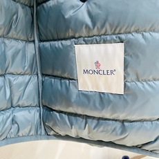Moncler 盟可睐(蒙口)2026FW秋冬新款立领轻薄款羽绒服 全套原版五金辅料,按扣、袖口扣、袖臂刺绣徽章全部对版 Moncler 盟可睐(蒙口)2026FW秋冬新款立领轻薄款羽绒服 全套原版五金辅料,按扣、袖口扣、袖臂刺绣徽章全部对版