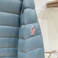 Moncler 盟可睐(蒙口)2026FW秋冬新款立领轻薄款羽绒服 全套原版五金辅料,按扣、袖口扣、袖臂刺绣徽章全部对版 Moncler 盟可睐(蒙口)2026FW秋冬新款立领轻薄款羽绒服 全套原版五金辅料,按扣、袖口扣、袖臂刺绣徽章全部对版