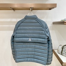 Moncler 盟可睐(蒙口)2026FW秋冬新款立领轻薄款羽绒服 全套原版五金辅料,按扣、袖口扣、袖臂刺绣徽章全部对版 Moncler 盟可睐(蒙口)2026FW秋冬新款立领轻薄款羽绒服 全套原版五金辅料,按扣、袖口扣、袖臂刺绣徽章全部对版