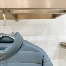 Moncler 盟可睐(蒙口)2026FW秋冬新款立领轻薄款羽绒服 全套原版五金辅料,按扣、袖口扣、袖臂刺绣徽章全部对版 Moncler 盟可睐(蒙口)2026FW秋冬新款立领轻薄款羽绒服 全套原版五金辅料,按扣、袖口扣、袖臂刺绣徽章全部对版