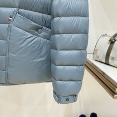 Moncler 盟可睐(蒙口)2026FW秋冬新款立领轻薄款羽绒服 全套原版五金辅料,按扣、袖口扣、袖臂刺绣徽章全部对版 Moncler 盟可睐(蒙口)2026FW秋冬新款立领轻薄款羽绒服 全套原版五金辅料,按扣、袖口扣、袖臂刺绣徽章全部对版